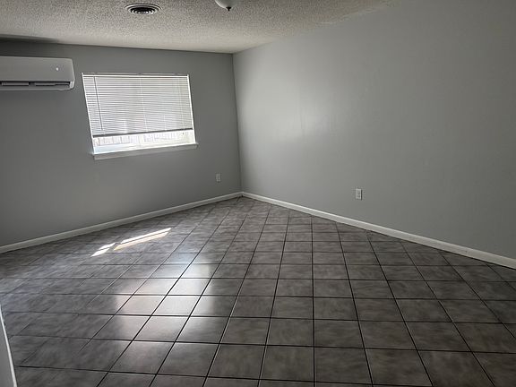4th image of 31 E Market St