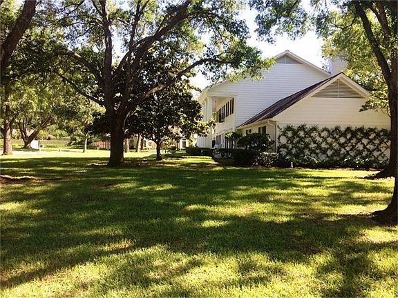 Side view of the yard to the house.