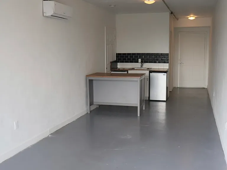 542 SW 3rd St #C2 — Photo 2