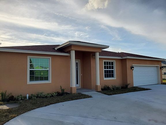2nd image of 422 NW Airoso Blvd
