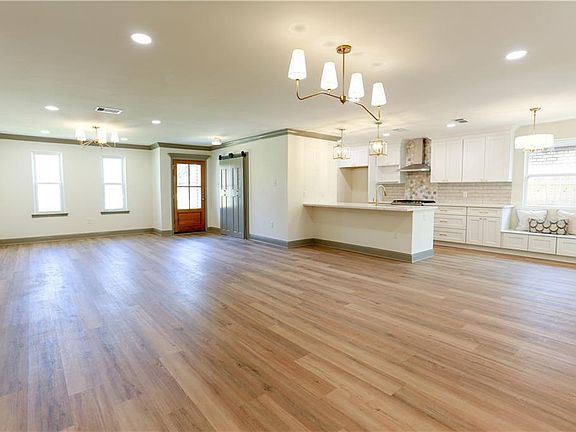 3rd image of 4428 Perkins St