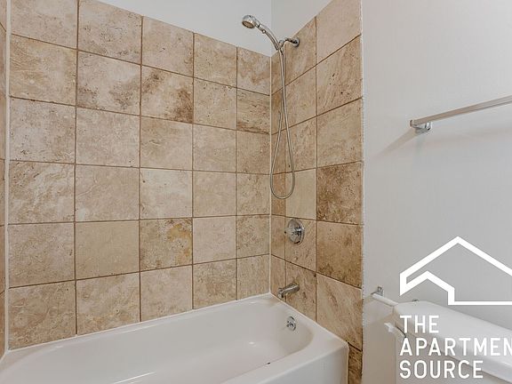 4th image of 2833 W Medill Ave #2