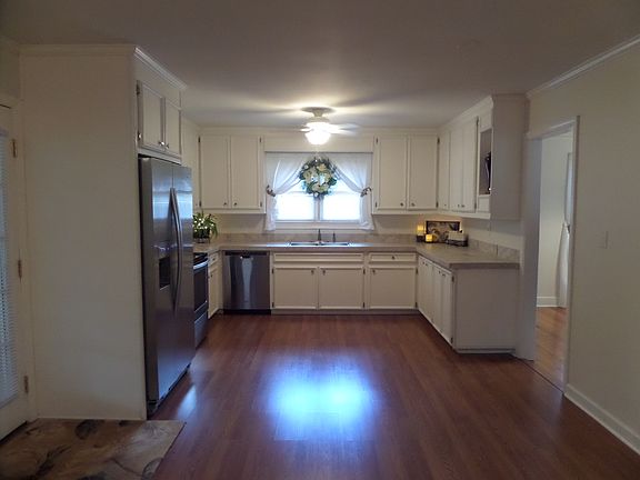 5th image of 920 Hawthorne Ln