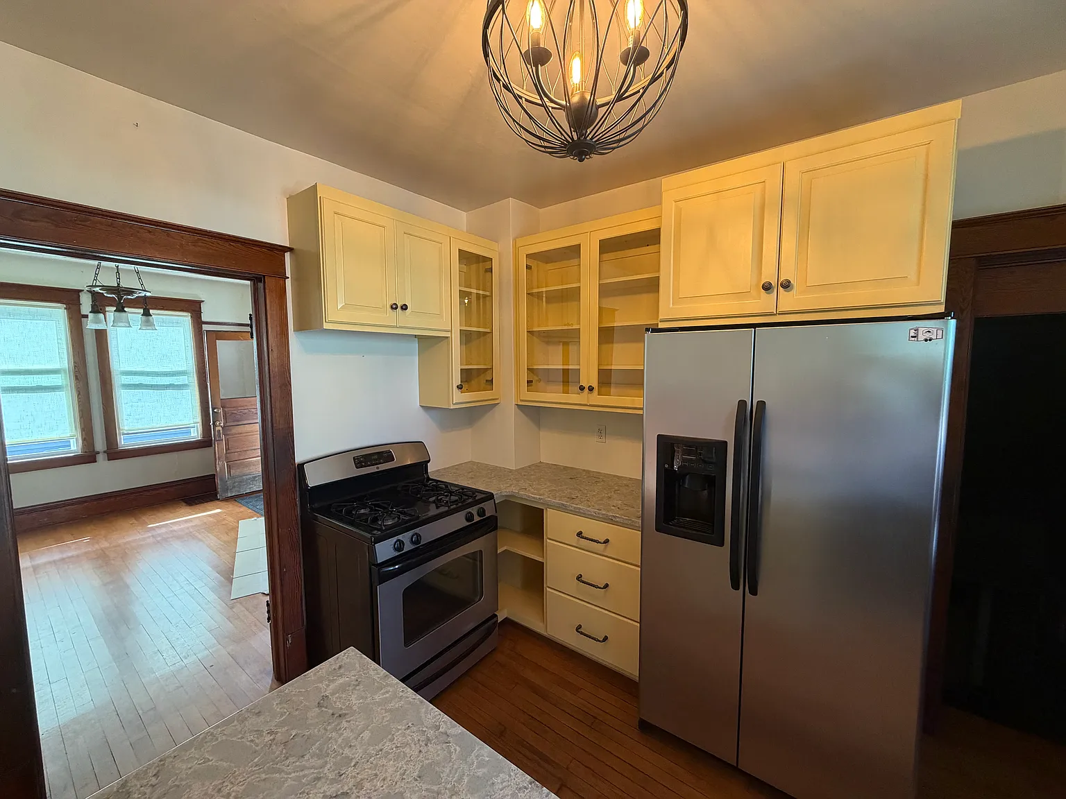 3 bed, 1176 sqft, $2,095 — Photo 3