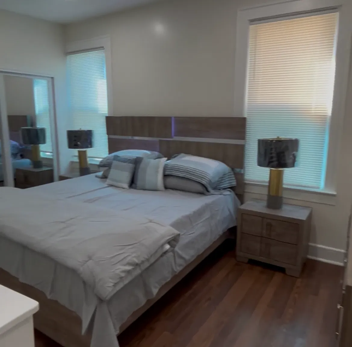 Room 1 $1000 2 closets
