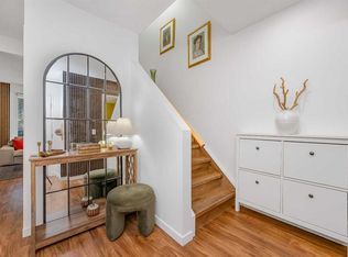 503 E Signal Hill Grn SW, Calgary, AB T3H 2Y4