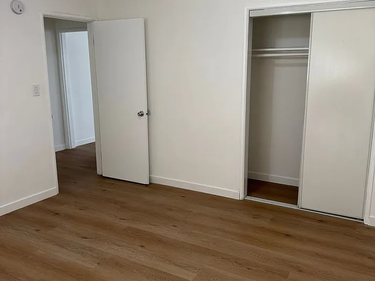 Van Ness Apartments — Photo 14