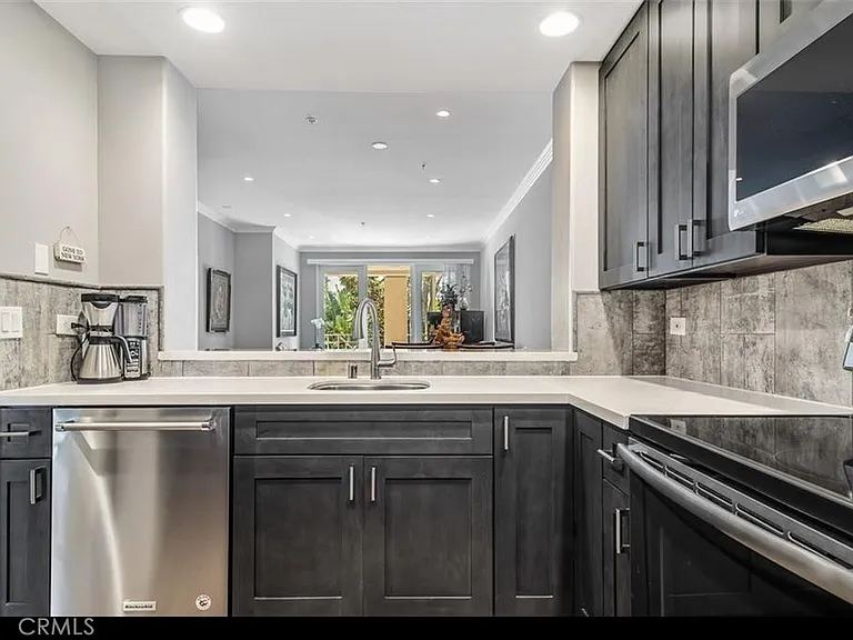2233 Martin #201 — Photo 27
