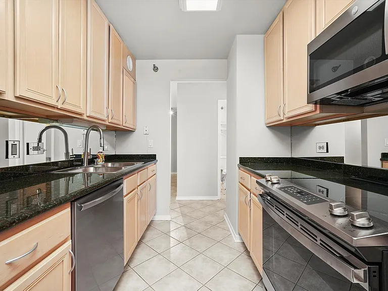 70 W Huron St #21B — Photo 13