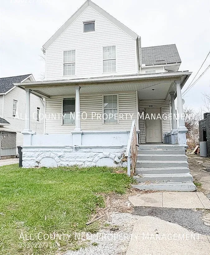 Freshly painted 2-bedroom, 1-bath home located in Brooklyn Centre — Photo 1