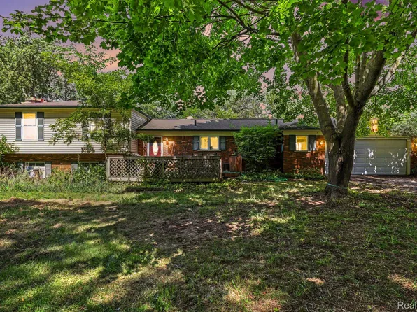 6323 Hough Rd, Almont, MI 48003