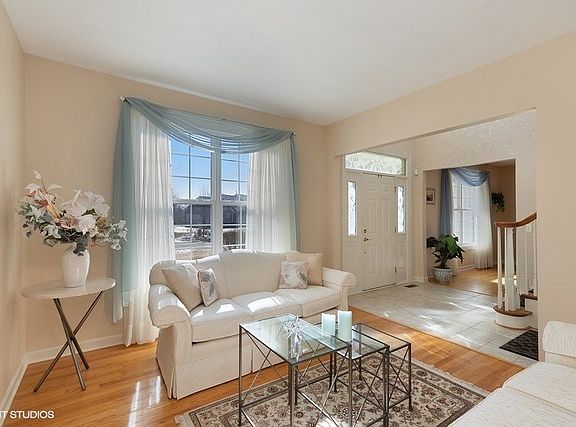 4th image of 18 Hawthorn Grove Dr