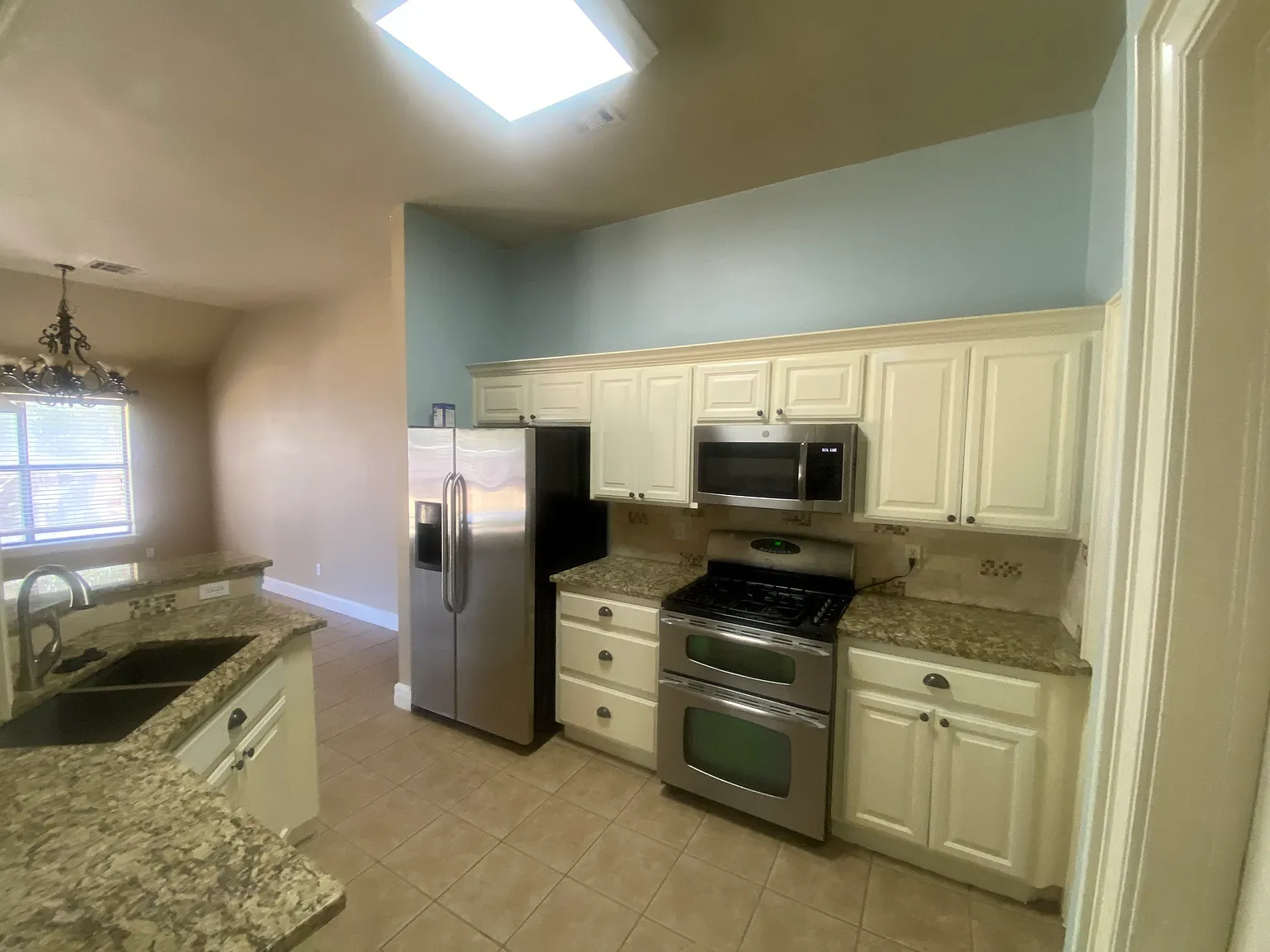 3 bed, 1637 sqft, $1,749 — Photo 3