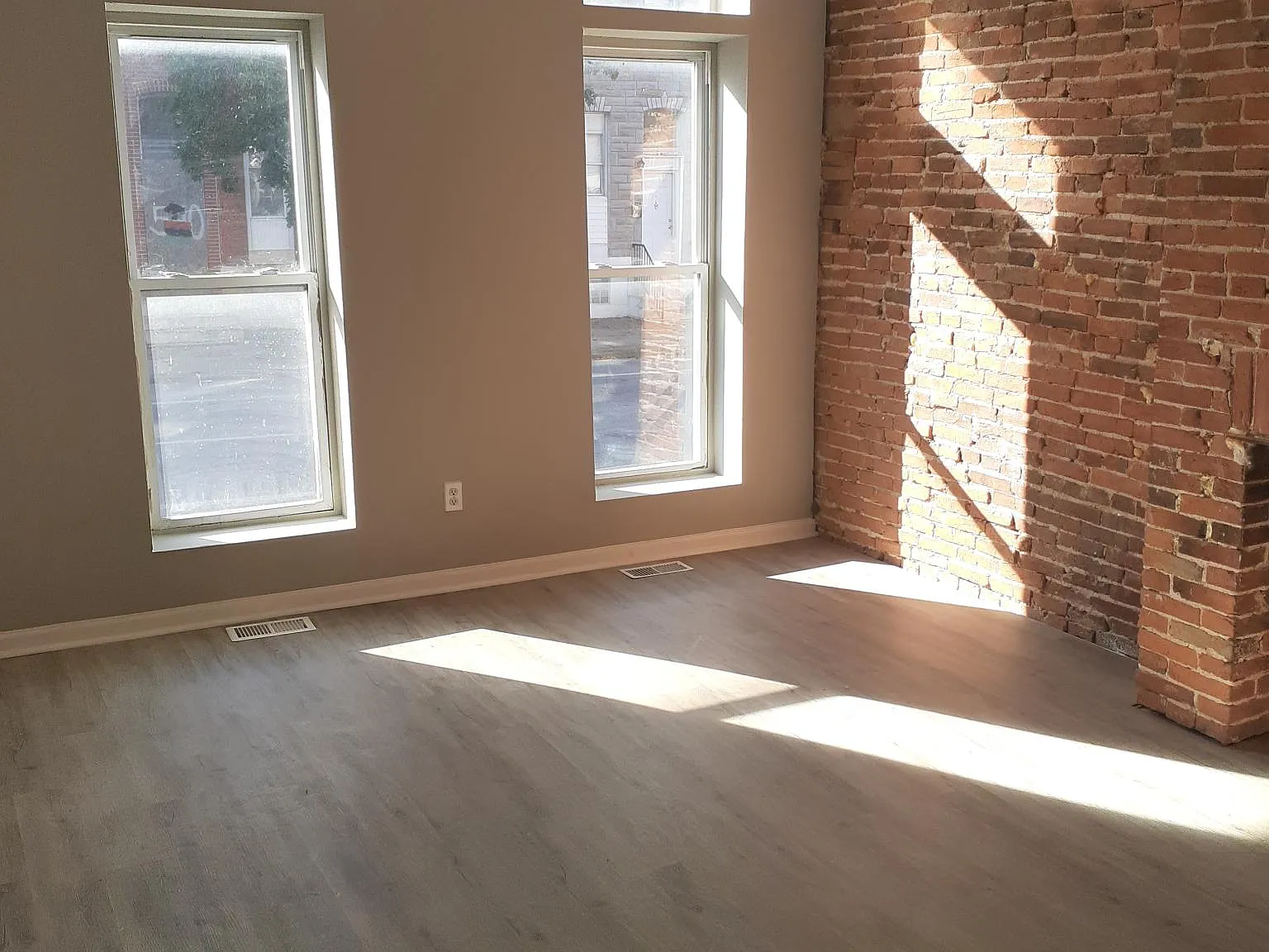 541 N Fulton Ave — Photo 2