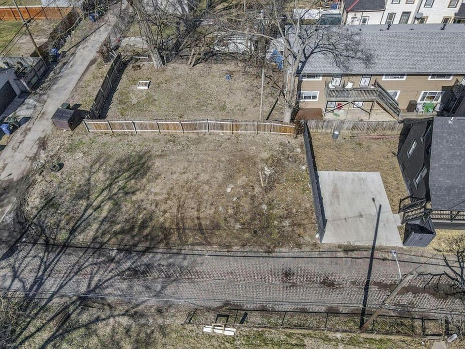 2nd image of 269 E 18th St