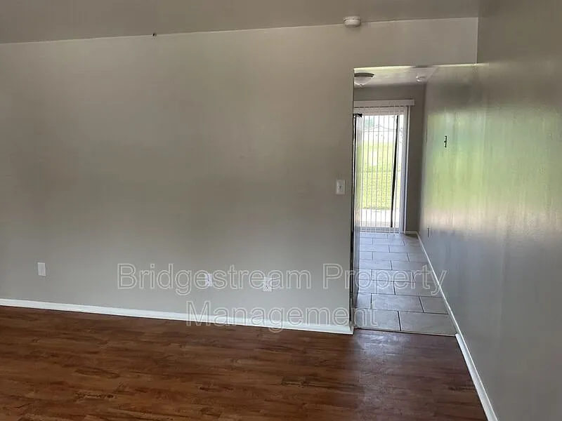 2 bed, 1.0 bath, $950 — Photo 2