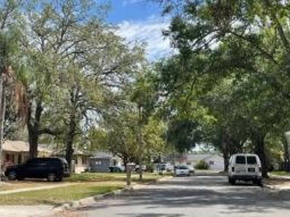 Exterior Neighborhood (street photo)