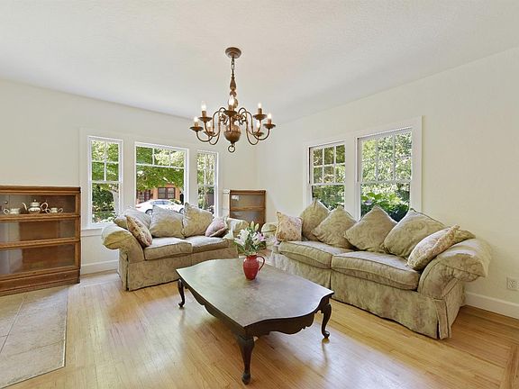 5th image of 636 Donner Ave