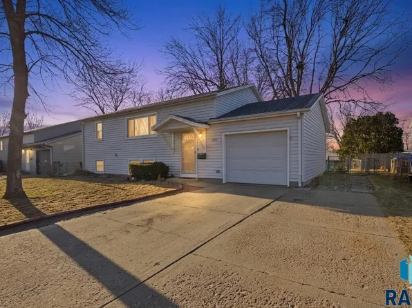 3921 E Claudette Dr, Sioux Falls, SD 57103