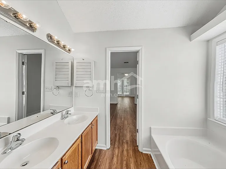 4902 Hunters Blf — Photo 12