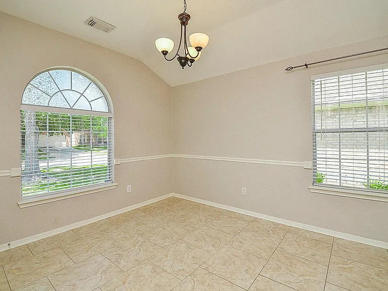 14618 Rochelle Ct — Photo 8