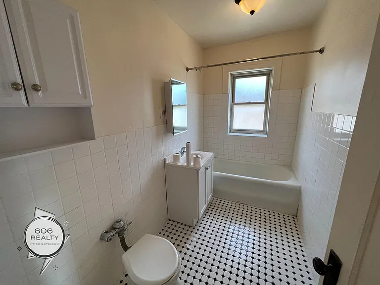 Bright and Sunny Forest Park Apts! — Photo 13