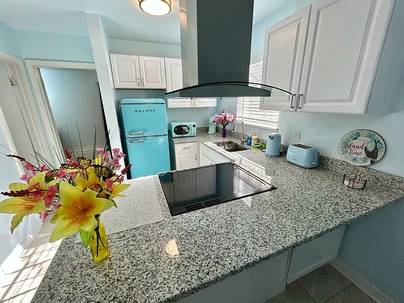 1625 Rebecca St — Photo 2