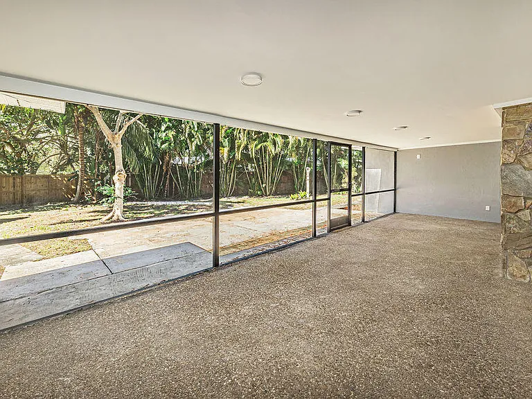 300 Riomar Dr — Photo 11