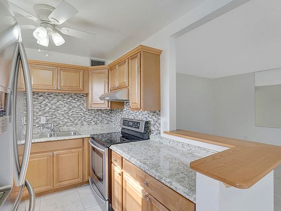 4th image of 136 Somerset G
