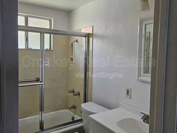 4th image of 173 E 15th St