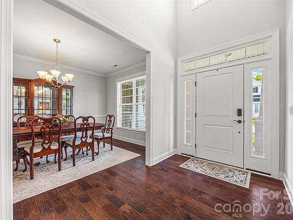 4th image of 323 Forsythia Ln