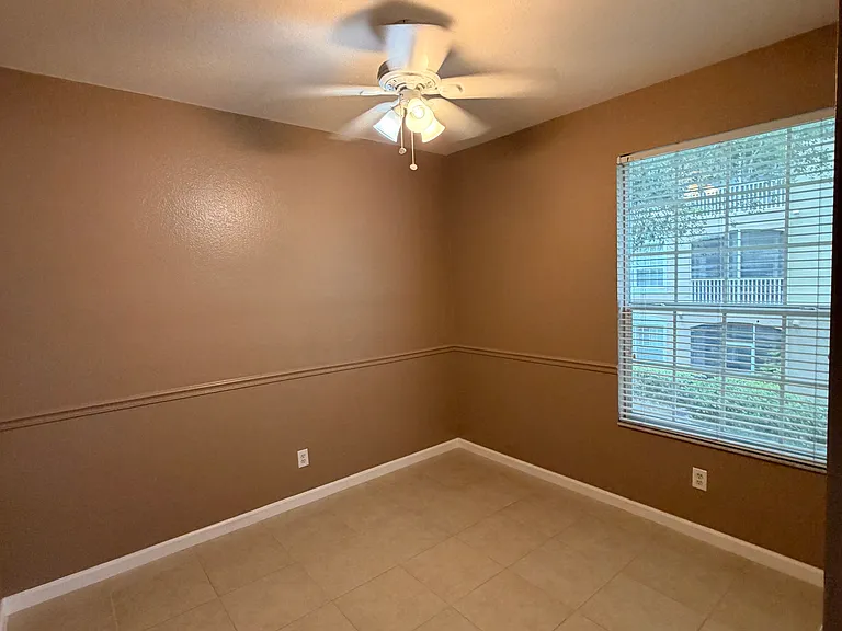 Guest bedroom 2 with 5-6 outlets per bedroom!