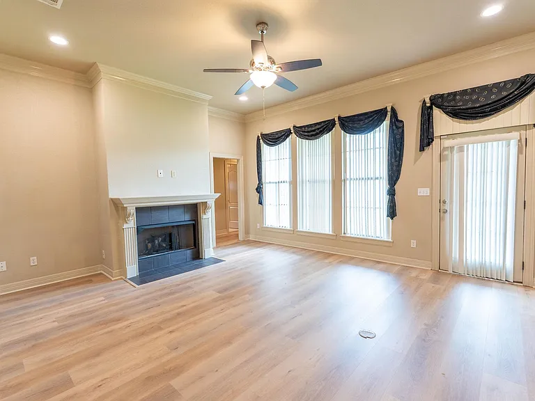 10011 Loveland Ct — Photo 2
