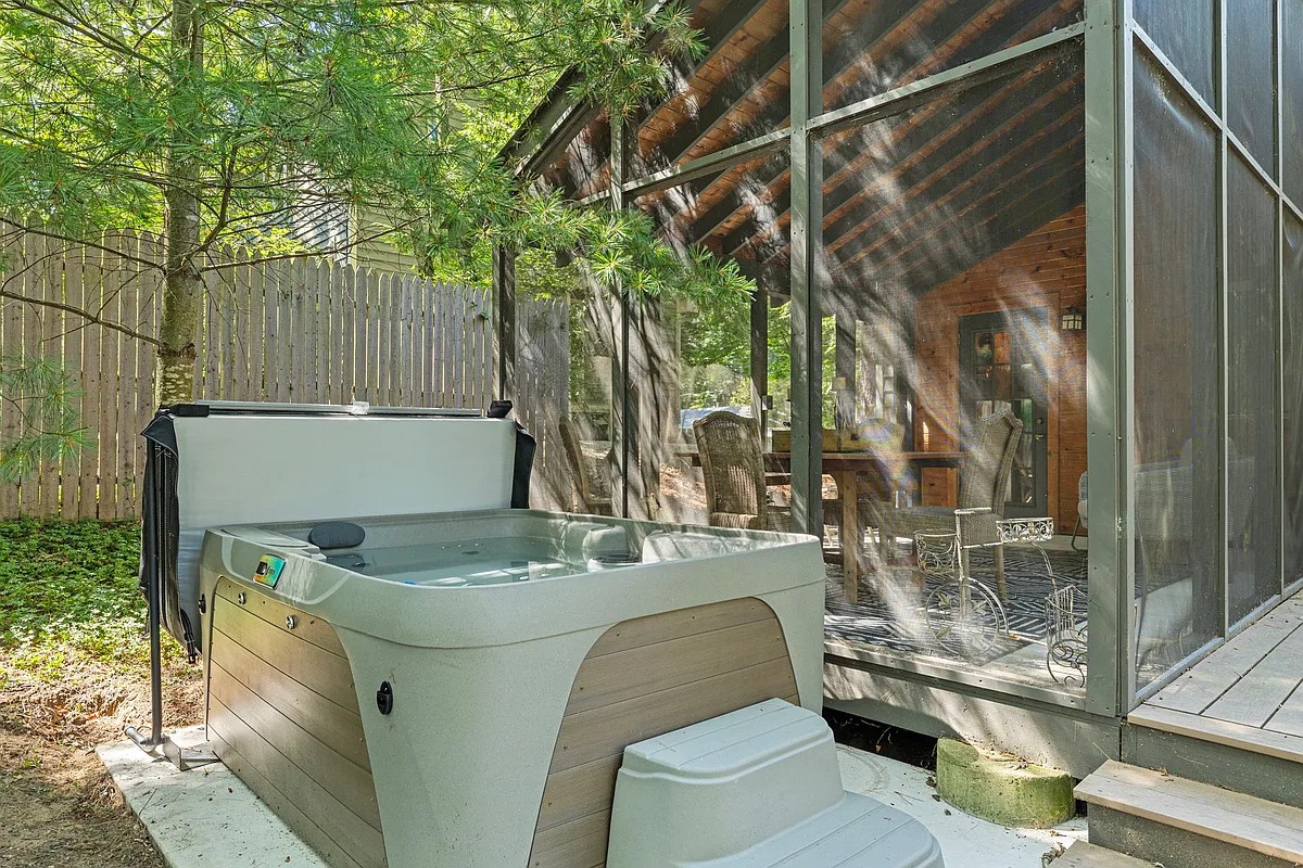 Building Photo - 3721 Meadow Dr