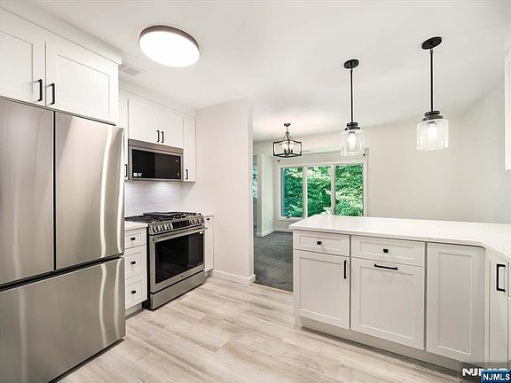 4th image of 241 Indian Hollow Ct