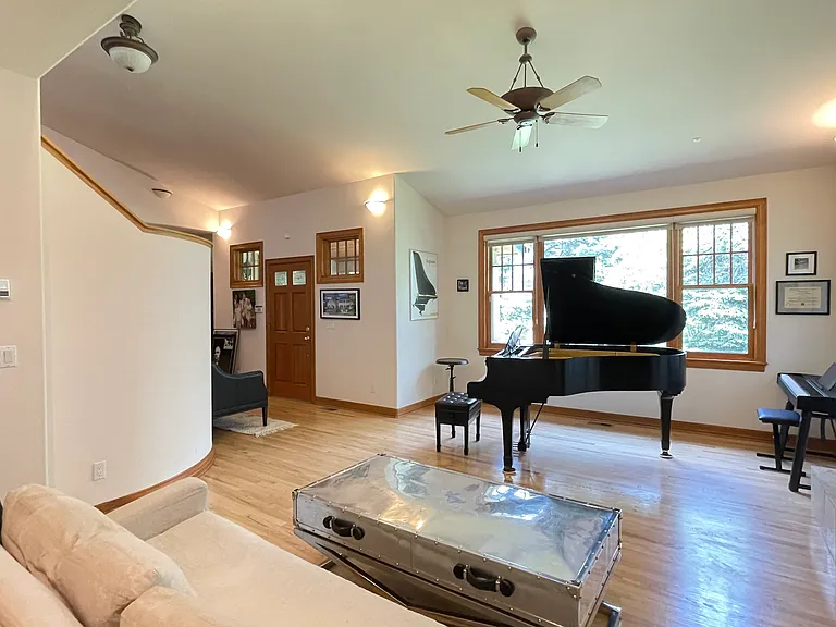 560 University Ave — Photo 13