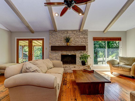 5th image of 205 S Lake Creek Dr