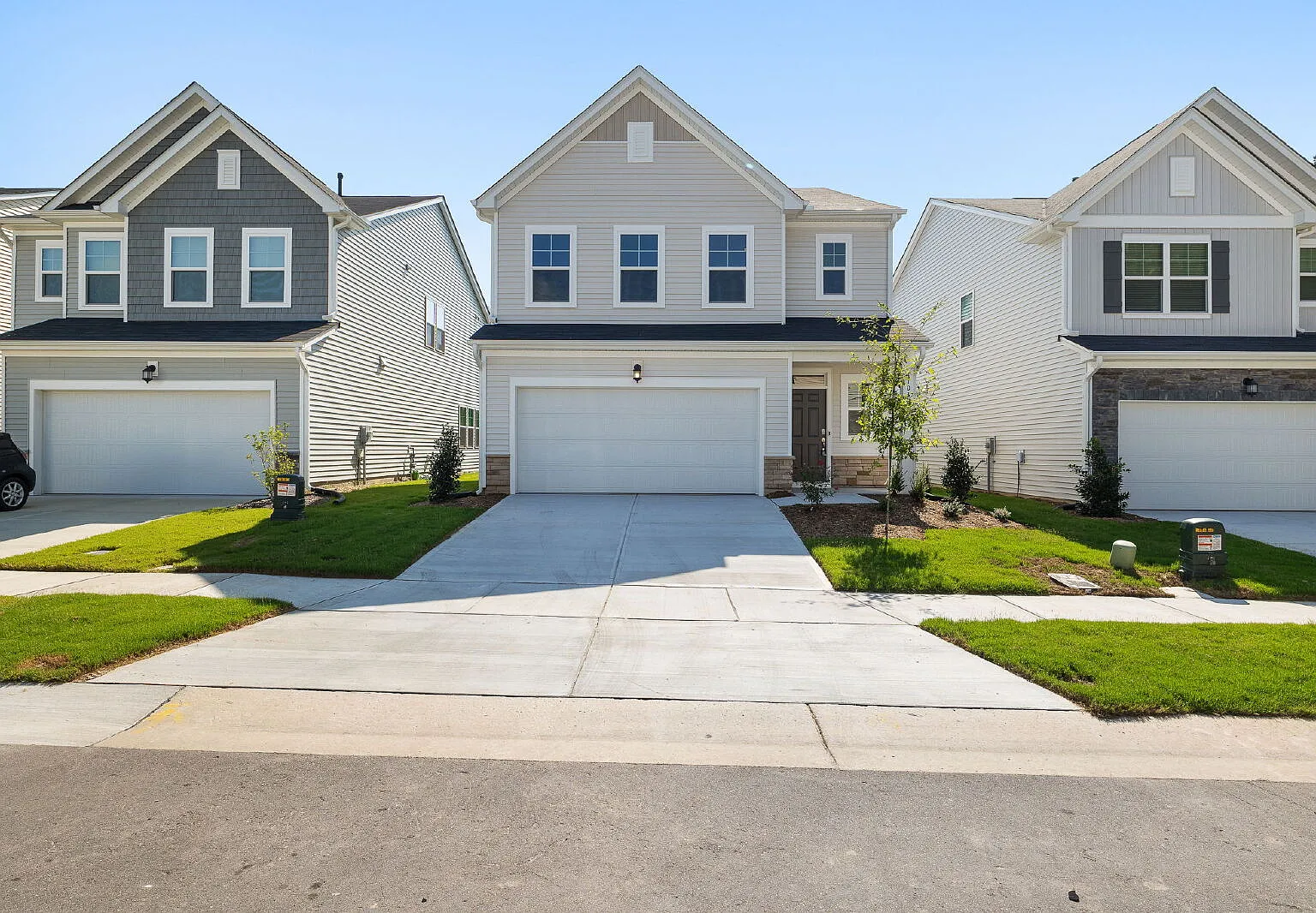 5 bed, 3.0 bath, 2375 sqft, $2,249 — Photo 2