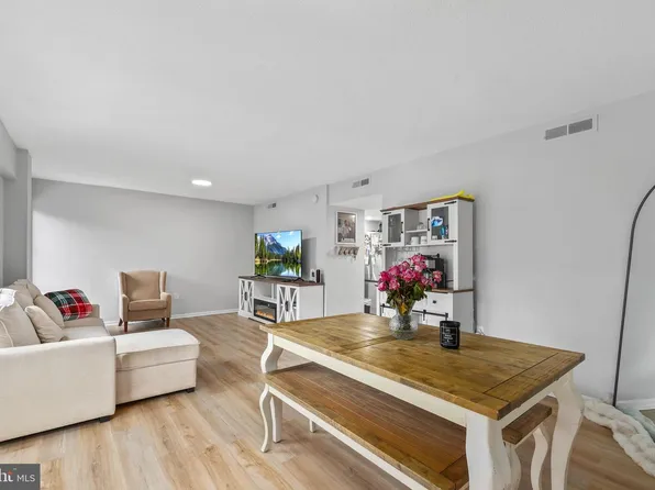 1300 Army Navy Dr APT 320, Arlington, VA 22202