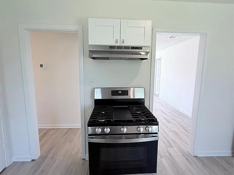 404 Elaine St — Photo 15