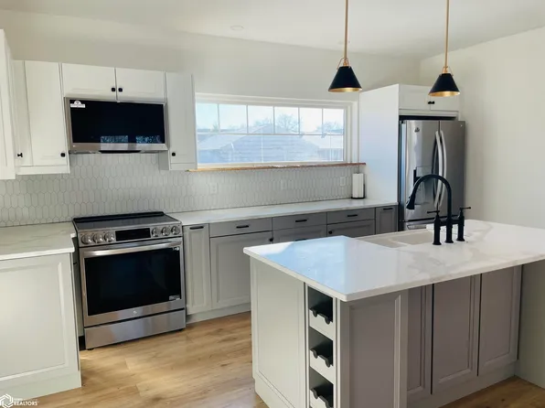 412 3rd St NW, Buffalo Center, IA 50424