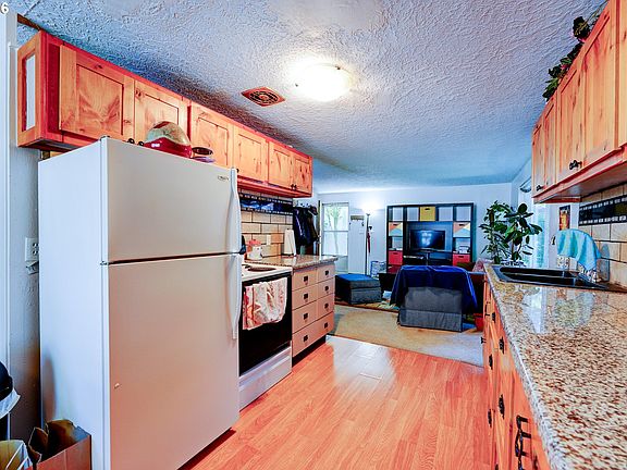 3rd image of 611 SE 139th Ave