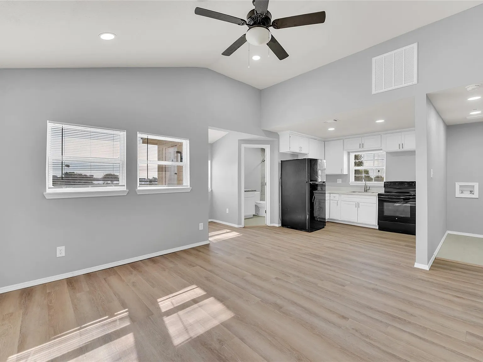 2 bed, 1.0 bath, 1600 sqft, $1,500 — Photo 2
