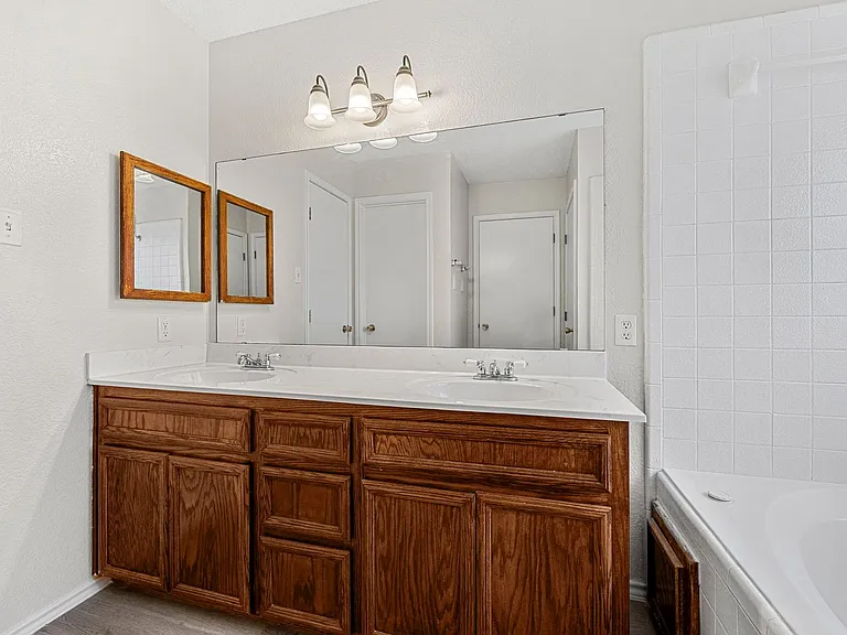 1005 Judy Ln — Photo 12