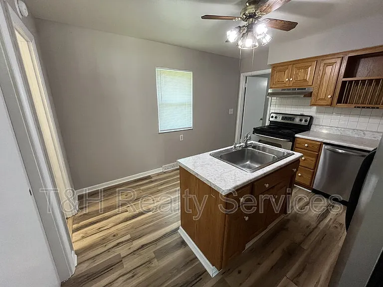 2301 W Murden St — Photo 4
