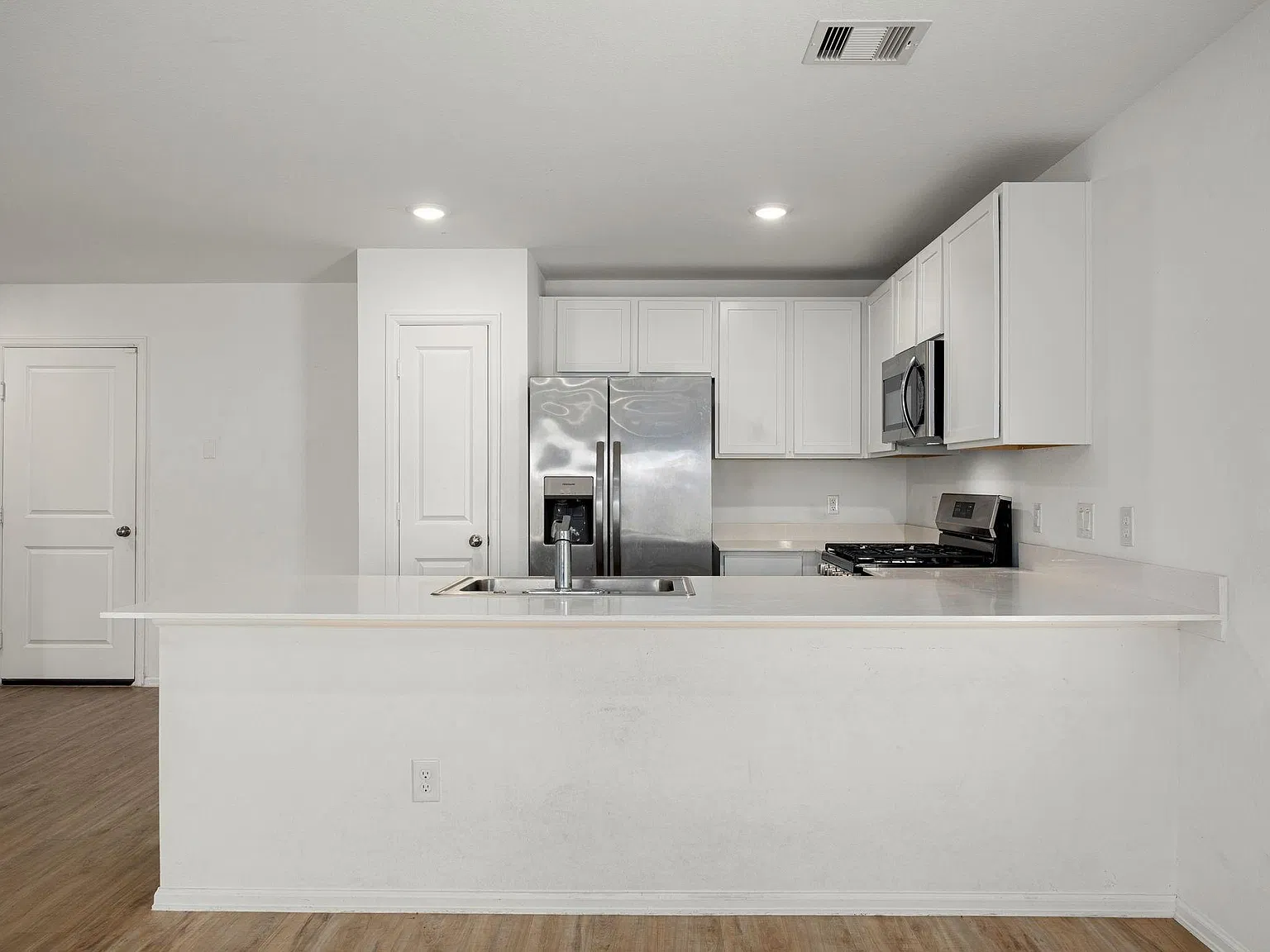 3 bed, 2.0 bath, 1535 sqft, $2,050 — Photo 3