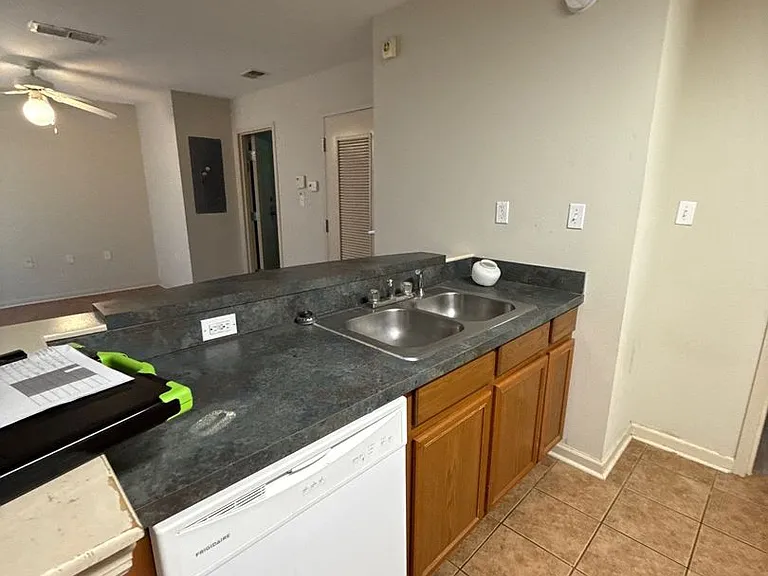 1609 W Pensacola St #211 — Photo 7