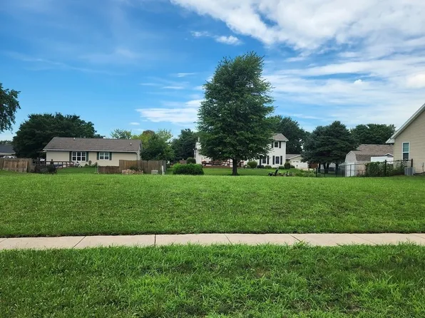 128 Wilshire Dr, Tuscola, IL 61953