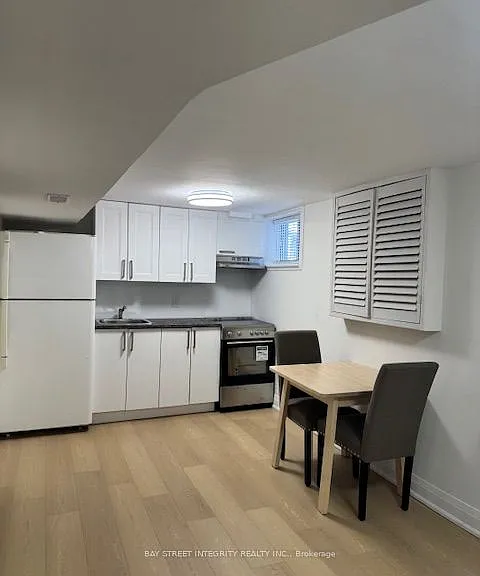 244 King Edward Ave — Photo 4