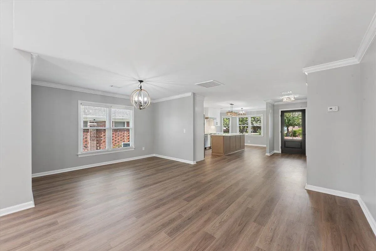 3 bed, 2.5 bath, 2302 sqft, $5,000 — Photo 4